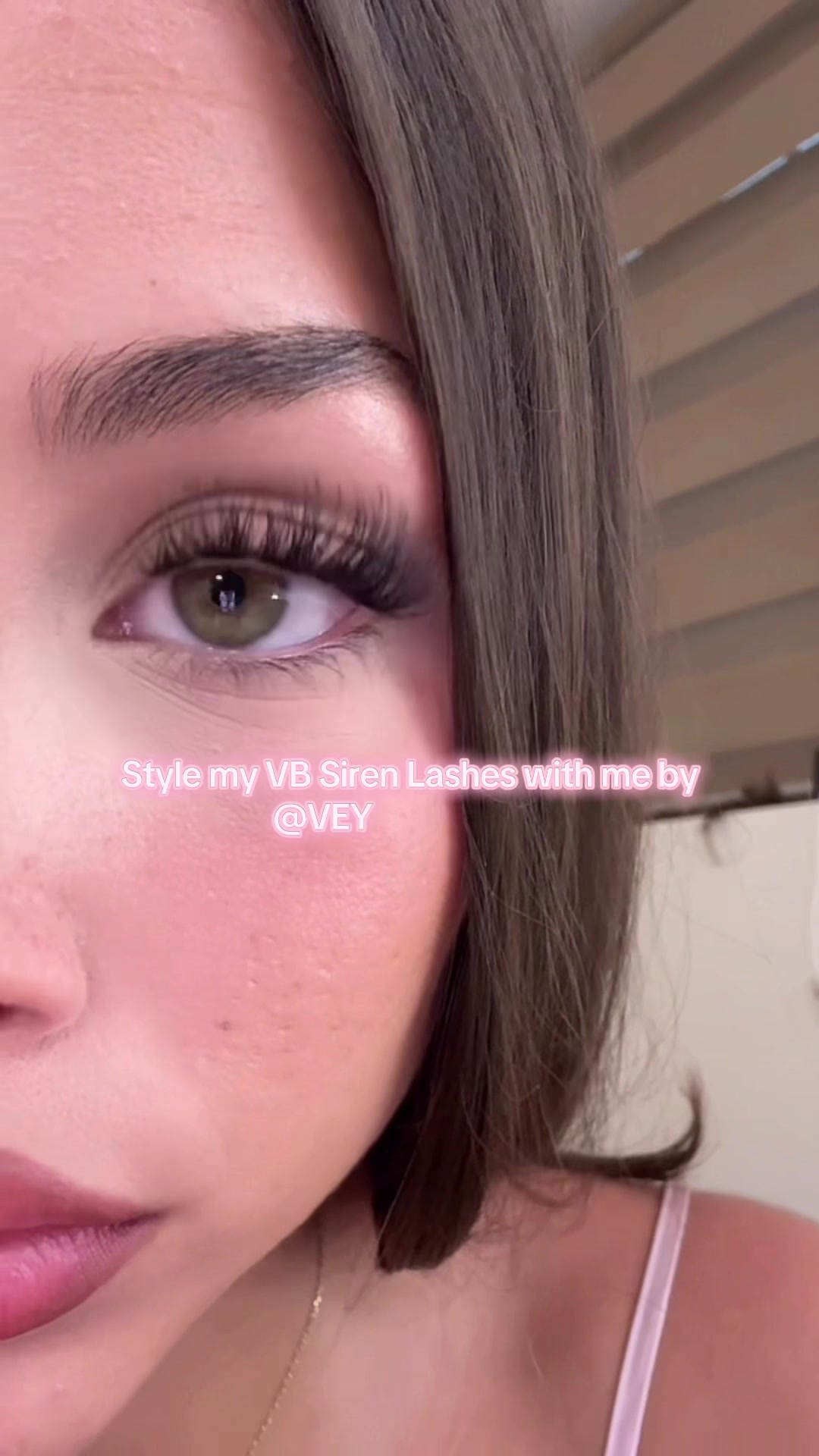 TikTok post by @azraoezd for VeyesBeauty. Caption reads: Anzeige| @VEYESBEAUTY VB Siren Lashes Code:azra15....