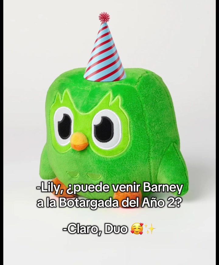 TikTok post by @duolingoespanol for Duracell. Caption reads: Mmmm mejor traigan otra vez a @Duracell a....