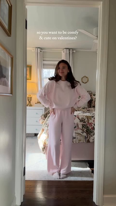 Instagram post by @carlyvandyke_ for Aerie. Caption reads: The cutest powder pink set for a cozy @aerie....