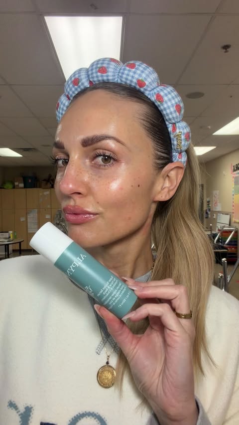 Instagram post by @beccers_gordon for Alpyn Beauty. Caption reads: The @alpynbeauty Super Sculpt face & neck serum....