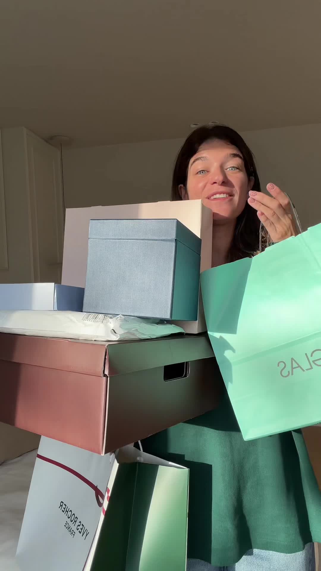 TikTok post by @bonbonreich for Yves Rocher. Caption reads: [...] @Estée Lauder @UKLASH España @Rare Beauty....