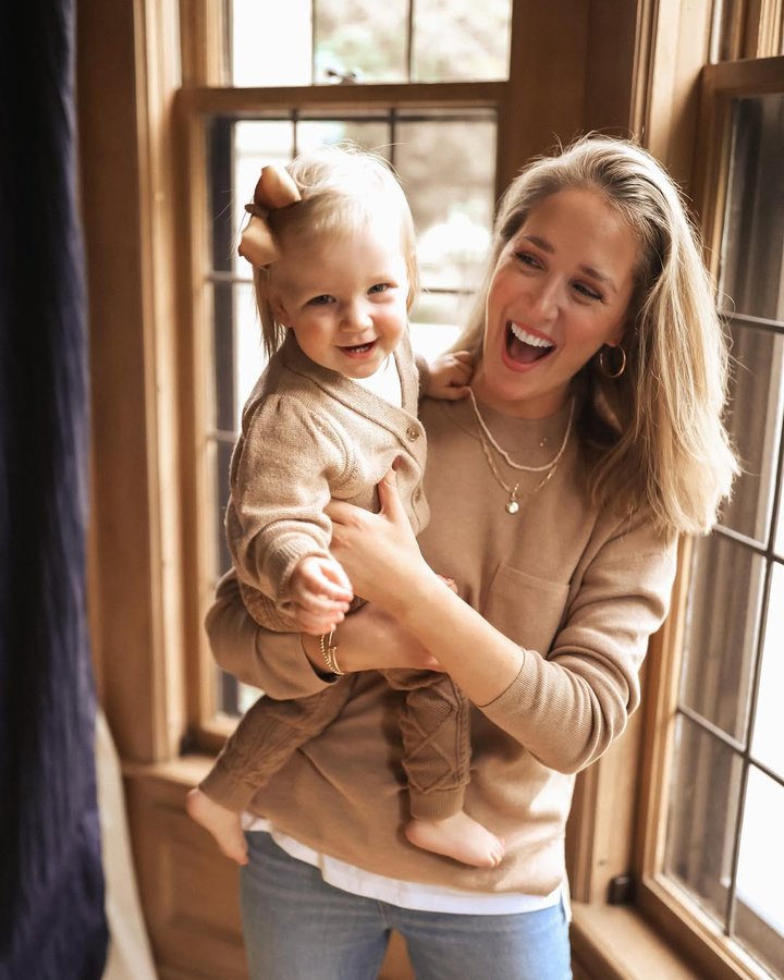 Instagram post by @maryorton for Banana Republic Factory. Caption reads: [...] how fast I ran to the @bananarepublicfactory....