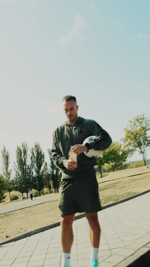 Instagram post by @victormongil4 for Vitamin Well. Caption reads: Partido a partido y sorbo a sorbo.....