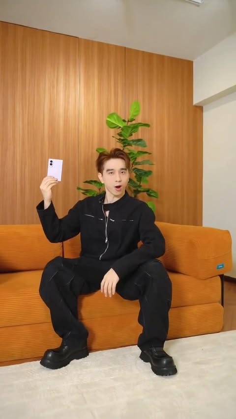 Instagram post by @perrykuan for Samsung Malaysia. Caption reads: [...] #ExploreGalaxy @samsungmalaysia....