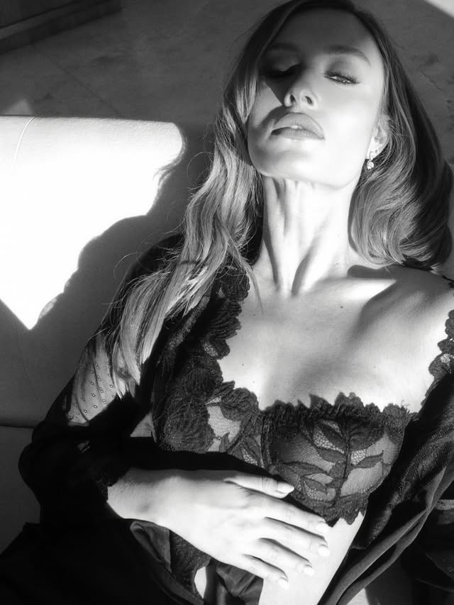 Instagram post by @mariabbraz for Intimissimi. Caption reads: Holiday’s in @intimissimibrasil....