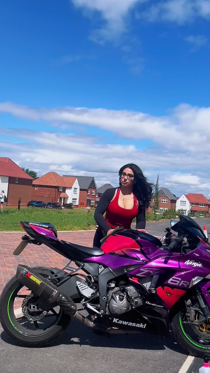 Instagram post by @chivalrymar for Amotopart. Caption reads: Clean my Zx6r with me 💗

@amotopart_fairing 
USE....