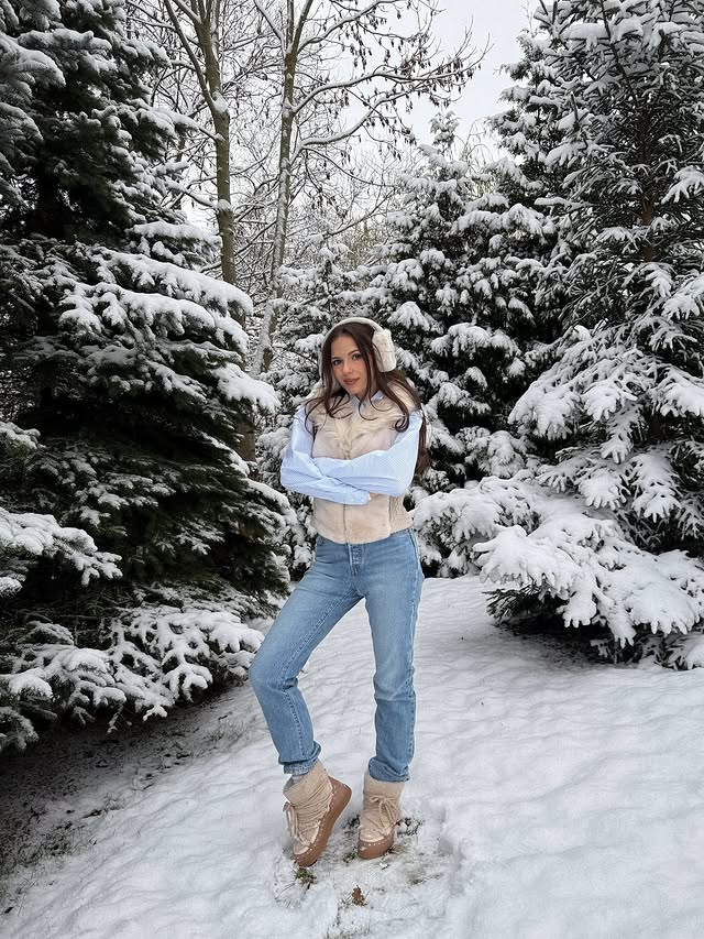 Instagram post by @ameliamatyjasek for Spartoo. Caption reads: snow is here!!! ❄️

@spartoogram reklama
Futerko....