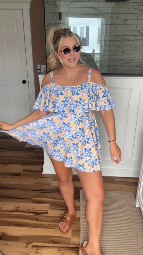 Instagram post by @xoxoj.e.n.n.a for BloomChic. Caption reads: [...] confidenceoverperfection summer style....