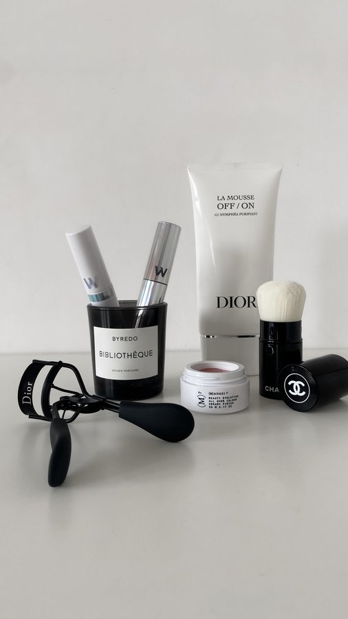 Instagram post by @minimalskonhet for Hypebae. Caption reads: Everything what you need for wow effect lips....