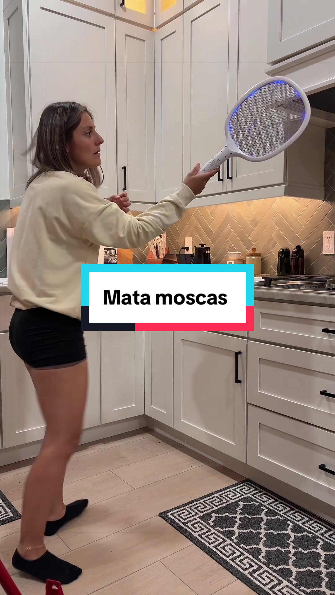TikTok post by @lauraytts for Viyawise US. Caption reads: #matamoscas #flyswatter #bugzapper @Viyawise US.