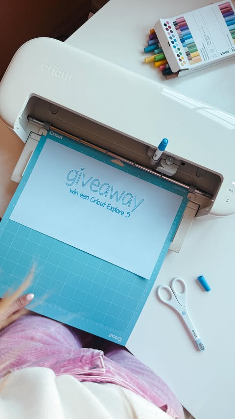 Instagram post by @juf.mevin for Cricut België & Nederland. Caption reads: advertentie 🪩 GIVEAWAY 🪩 @cricut_nl WIN EEN....