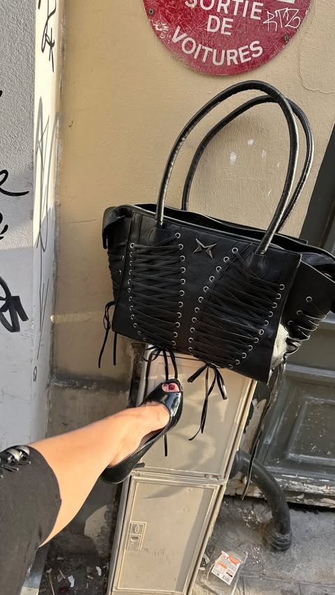 Instagram post by @manonfrrs for Minga London. Caption reads: jamais les choses à moitié ici @mingalondon....