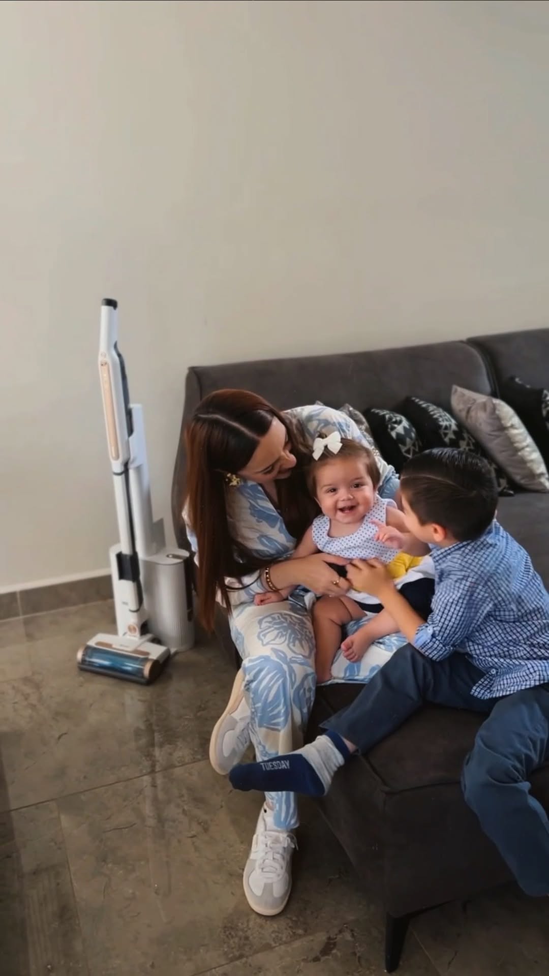 Instagram post by @monillaca for Shark Home MX. Caption reads: Cuando tienes hijos debes encontrar soluciones....