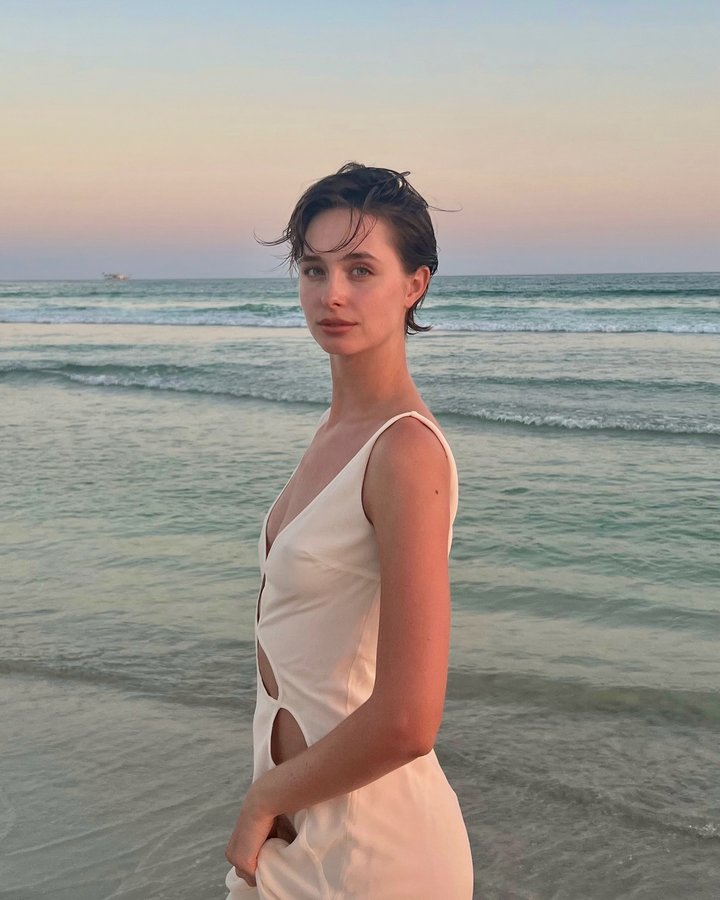 Instagram post by @emelyborsody for Sasha Therese. Caption reads: [...] beach in this dress one more time 🤍....