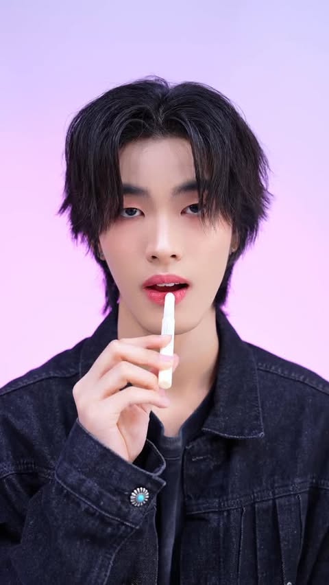 Instagram post by @shineboys_dd for Barenbliss. Caption reads: 💋💄‼️ #barenbliss #barenblissth....
