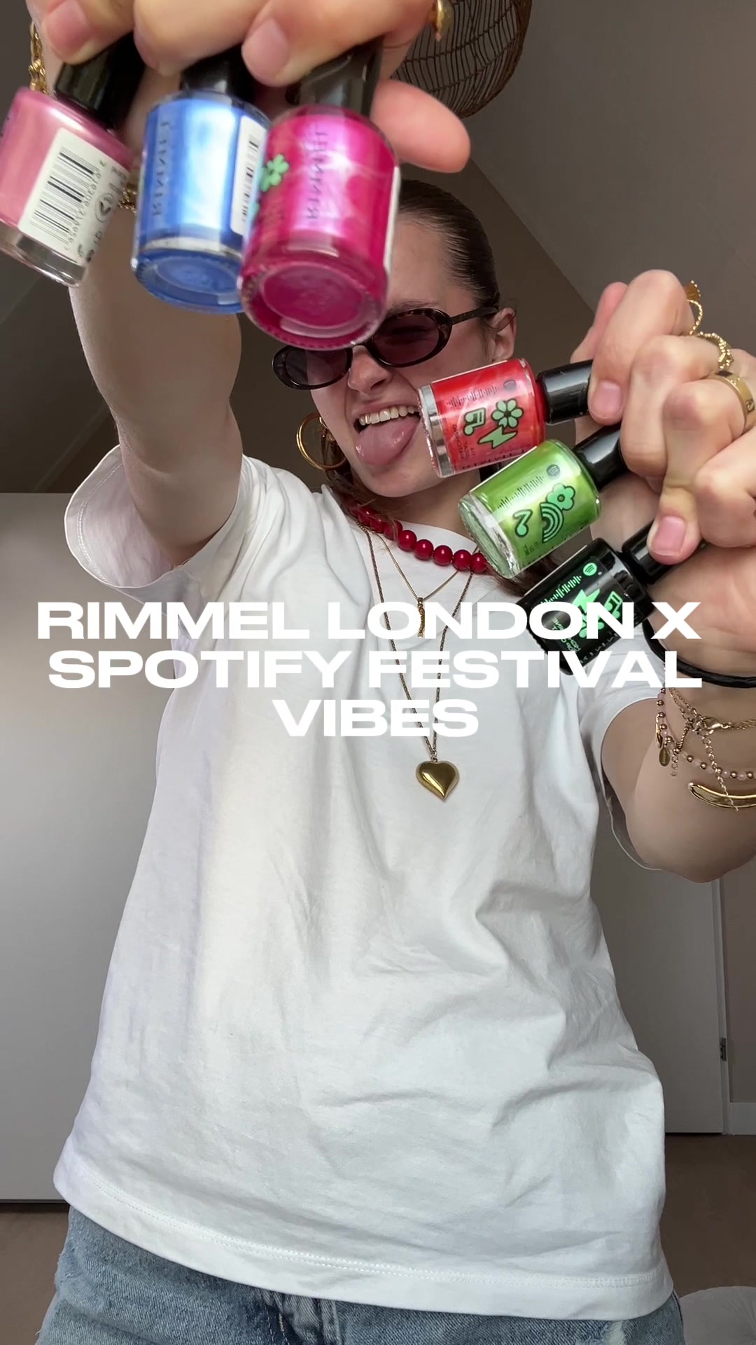 TikTok post by @sophienootenboom for rimmellondon. Caption reads: Geen basic nagels deze zomer 🌞 Met één swipe....