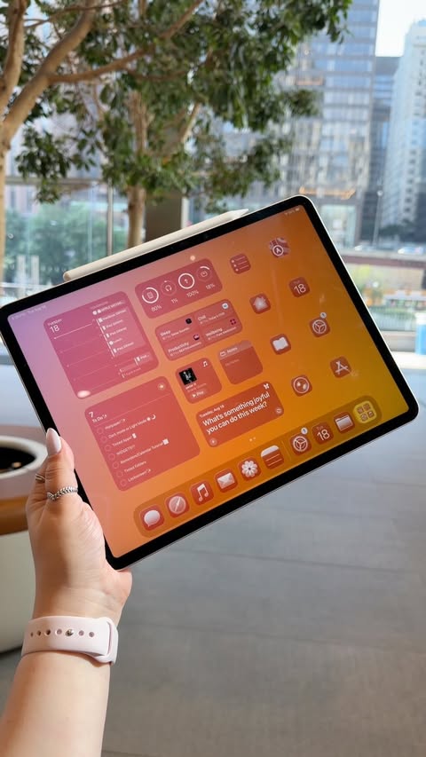 Instagram post by @heillyraices for Apple. Caption reads: [...] talk about that FOREVER)💫✨⭐️👩🏻‍💻💻📱....