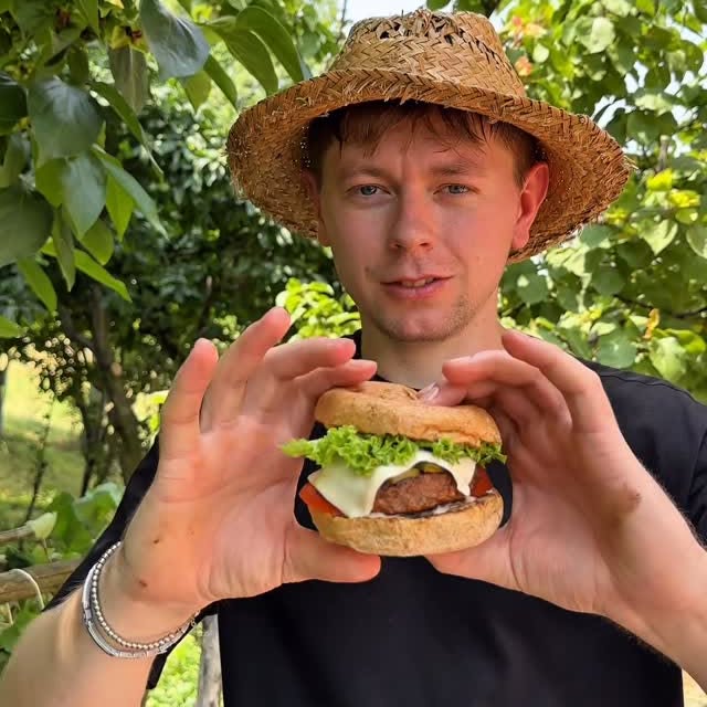 Instagram post by @roman_beleii for Beyond Meat. Caption reads: Sono stato bravo? 🍔 
I prodotti @beyondmeat sono....