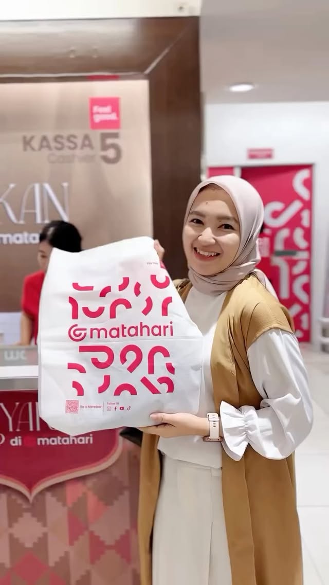 Instagram post by @priskaaayu for Matahari. Caption reads: [...] sebentar lagi nihh, yuk belanja ke matahari....