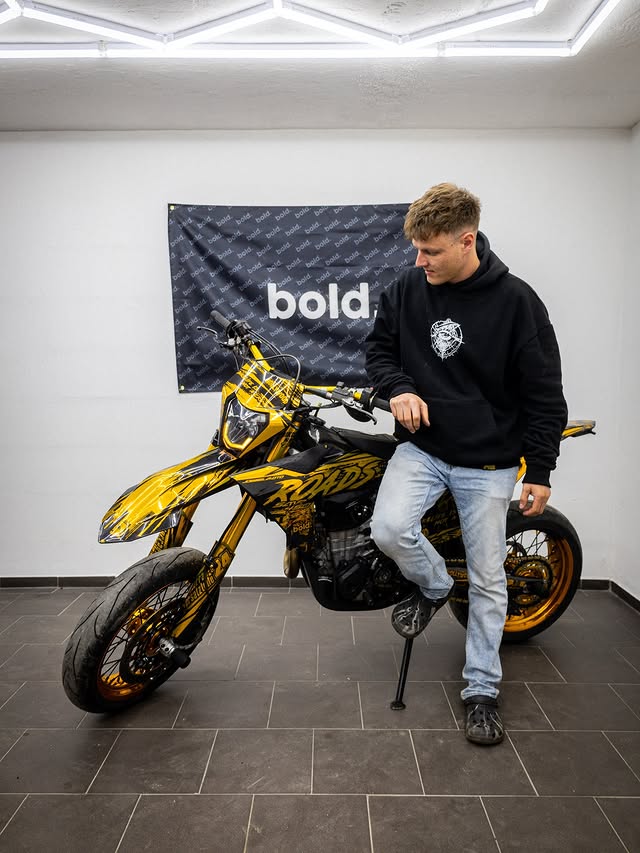 Instagram post by @joggelmoto for STAY COLD APPAREL. Caption reads: Staycold😮‍💨 Code: JOGGEL10 by @staycoldapparel....