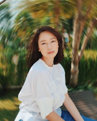 Instagram post by @laurabas for Samsung Indonesia. Caption reads: Suka bangeeet sama fitur Live Focus with Art Bokeh....