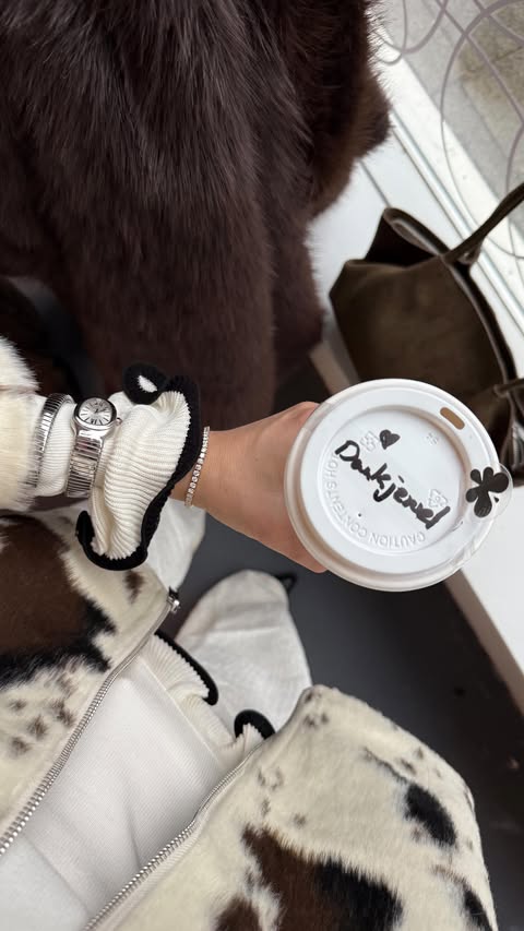 Instagram post by @lizzyvdligt for CAIA Cosmetics. Caption reads: My favourite drops from @caiacosmetics 🤎 CAIA’s....