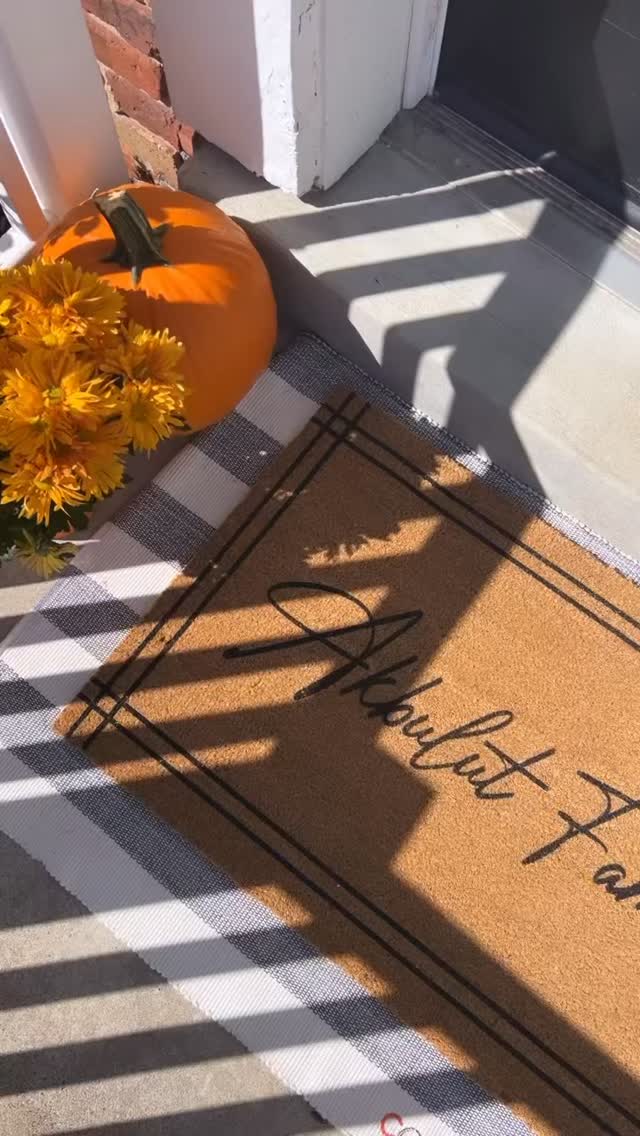 Instagram post by @esrakbuluutt for CocoMatsNMore. Caption reads: [...] our new personalized doormat from....