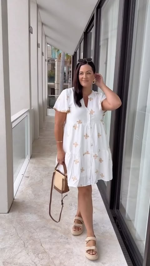 Instagram post by @leahmaystyle for Salty Crush. Caption reads: [...] I wear the size 18. 

#saltycrushaus #size18....