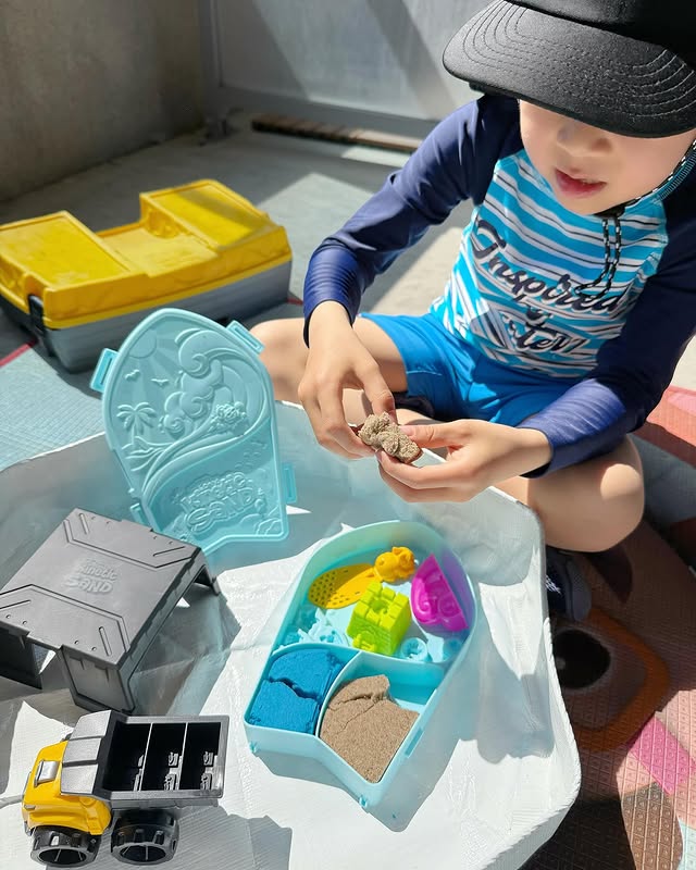 Instagram post by @mr.adrian.chan for Butterly. Caption reads: [...] #kineticsand @spinmaster @thisisbutterly.