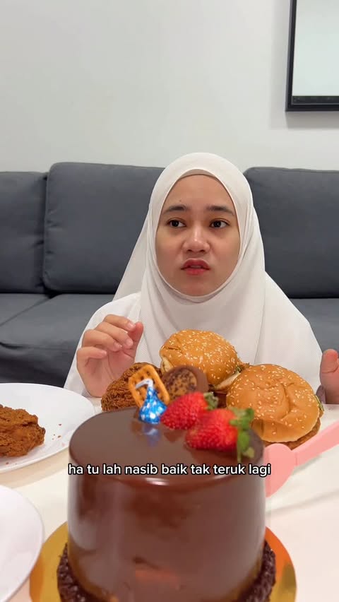 Instagram post by @eijaanuar_ for Colgate. Caption reads: Eija and mus memang suka makan lagi2 kalau kena....