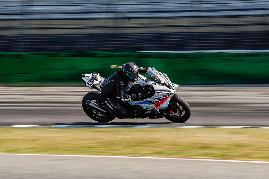 Instagram post by @nanaxyda for RAVEN Moto. Caption reads: [...] 
👕: @heldbikerfashion 
🧤: @ravenmoto....