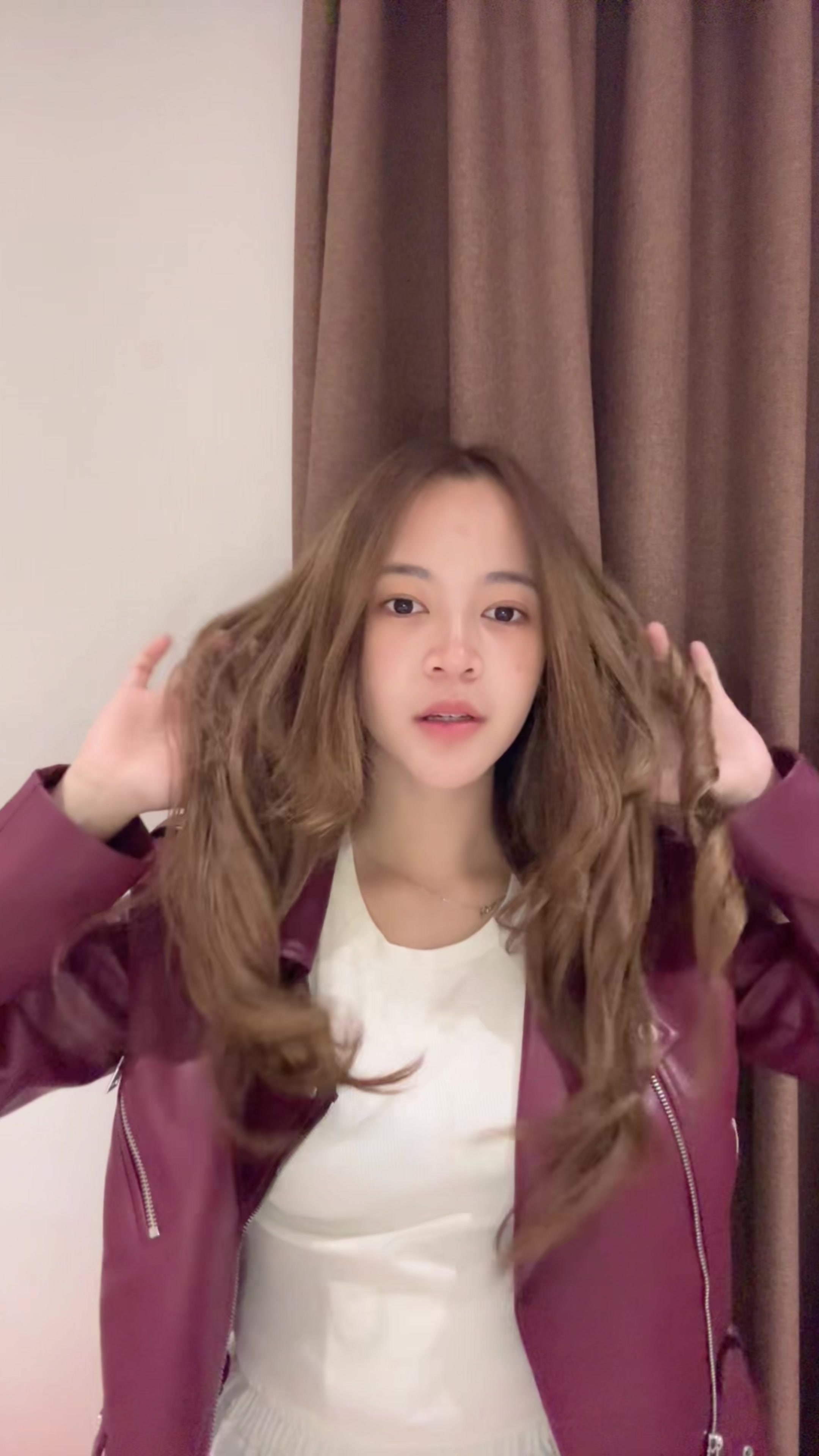 TikTok post by @nindyaptrri for Garnier Indonesia. Caption reads: gue ngedate mendadak sekarang udah ga ketar ketir....