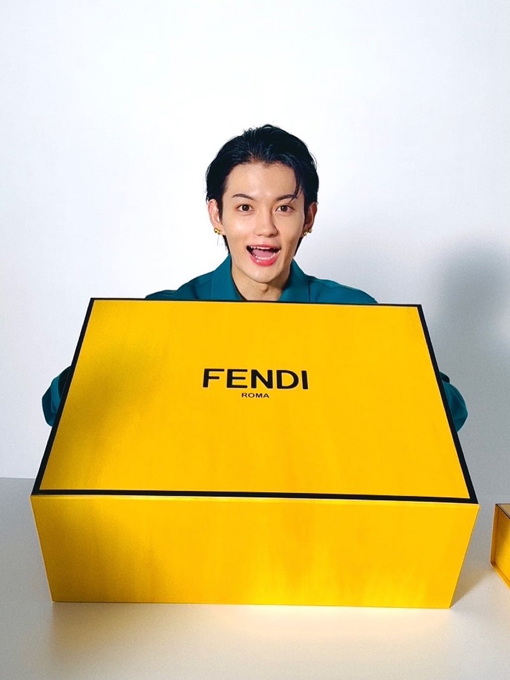 Instagram post by @sanohayato_milk for Fendi. Caption reads: .

FENDIさんから素敵なサマーギフトをいただきました!
ギフトって気持ちが嬉しいよね
みんなも....