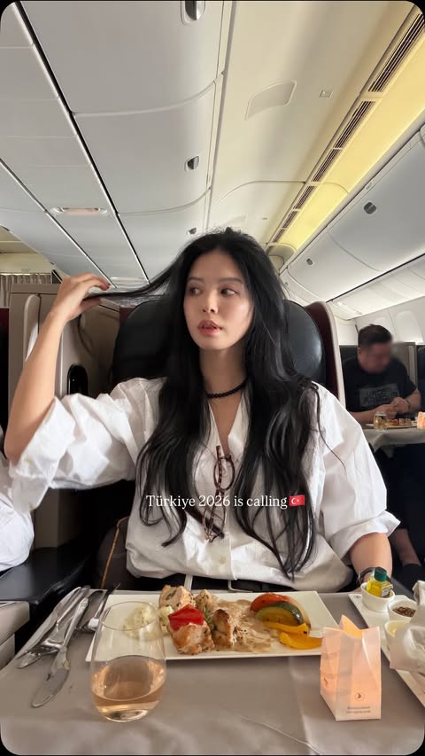 Instagram post by @seosum for Turkish Airlines. Caption reads: [...] 참여하고 숨겨진 보물 같은 여행지도 다녀왔으니 기대해주세요😘....