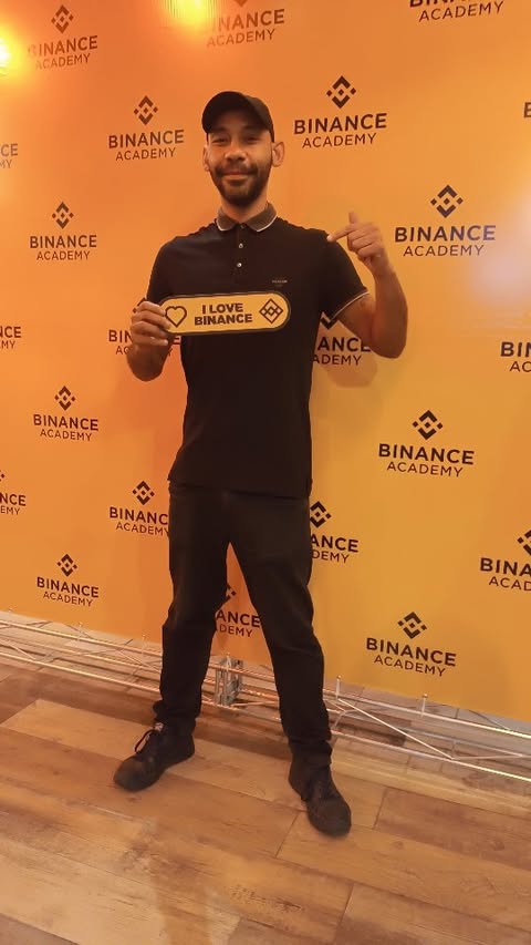 Instagram post by @hiagowaldeck for Binance. Caption reads: Evento @binancebrasil 💛 #BinanceBrasil #Binance....