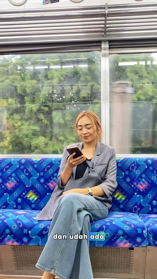 Instagram post by @tarigansilangit_ for Aukey. Caption reads: [...] gak jenuh lagi kalo dikereta krn pakai....