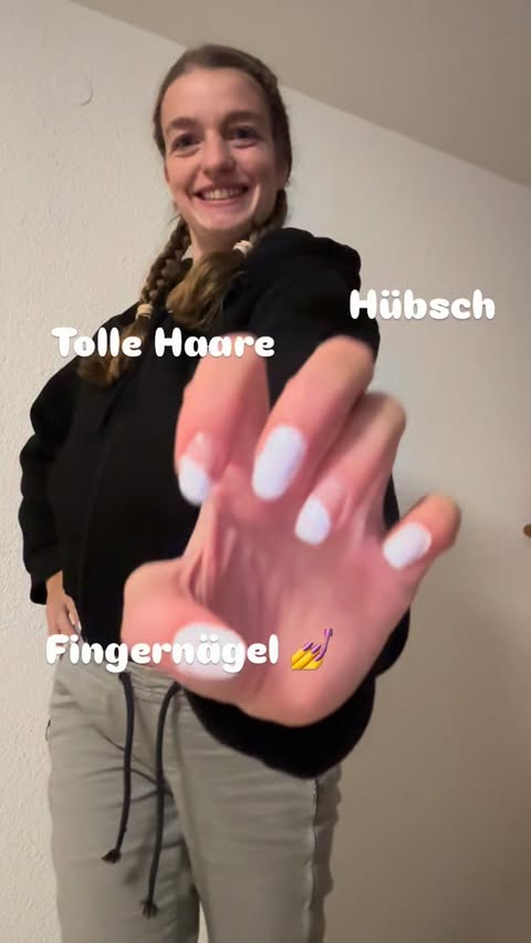 Instagram post by @lisa_vassiliadis for essie. Caption reads: Werbung Fingernägel #essielove #essielove....