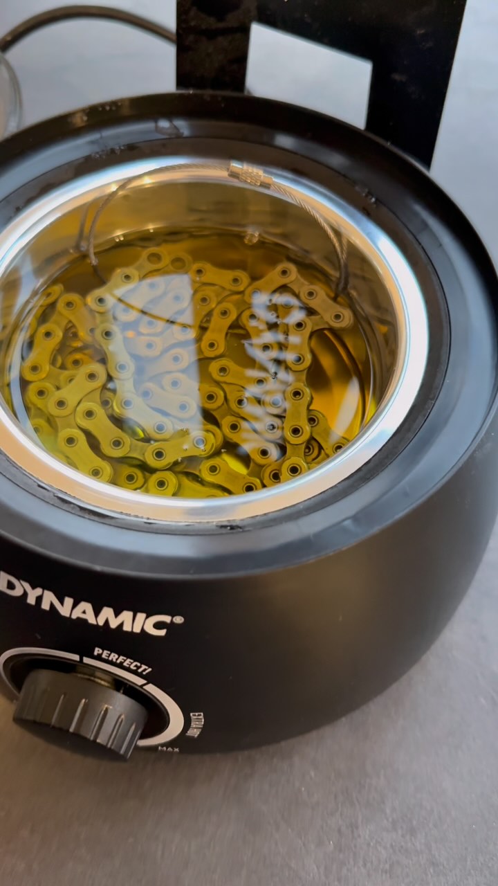 Instagram post by @road_bike_girl for Dynamic Bike Care. Caption reads: [...] oder Wachs?! 
Wie auch immer ......