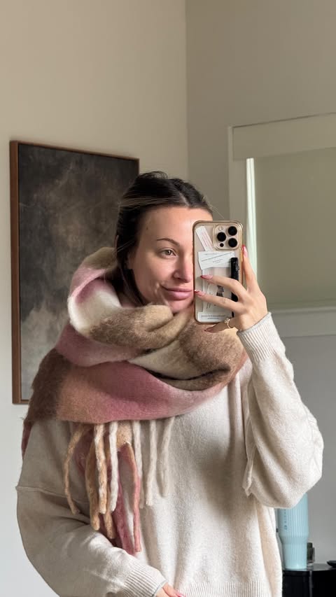 Instagram post by @catherineeebs for Vera Bradley. Caption reads: If you’re shopping for someone with a travel &....