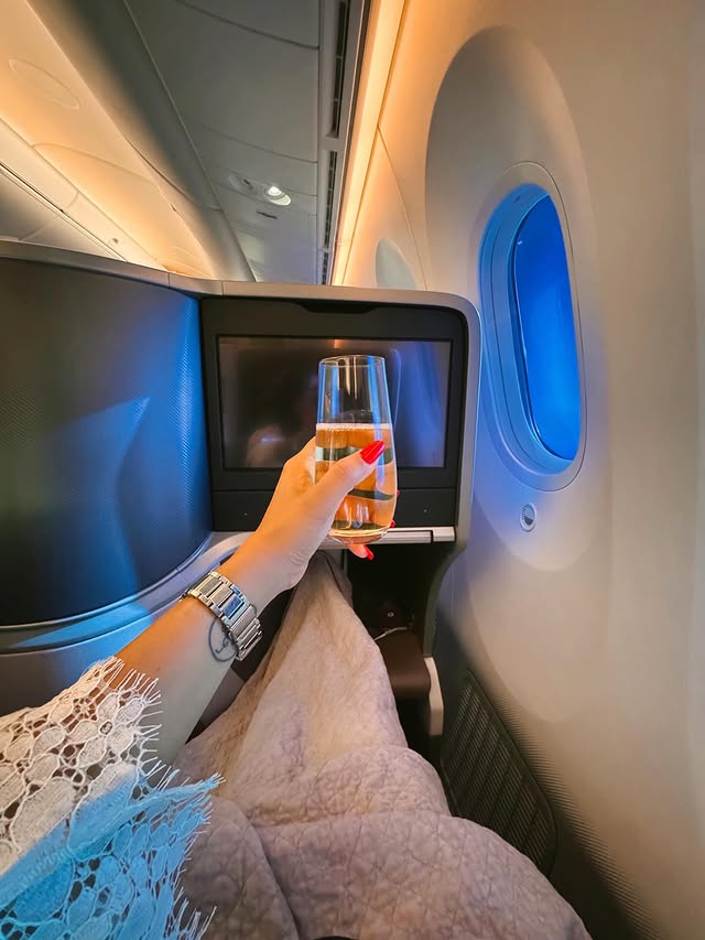 Instagram post by @sheetaldorby for Singapore Airlines. Caption reads: [...] everything. Worth every second.....