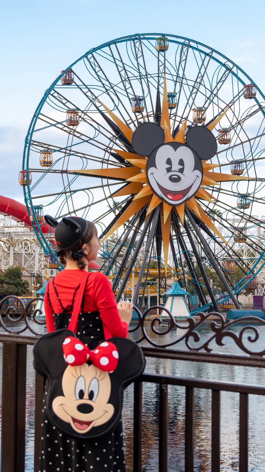 Instagram post by @rie_tabi for Disneyland. Caption reads: 【 キャラクターグリーティング 】
⁡
#カリフォルニアディズニー....