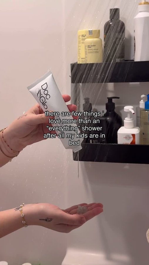 Instagram post by @simplyjuliannaevans for Doc & Glo. Caption reads: [...] with @docandglo 

I’ve been using both Doc &....