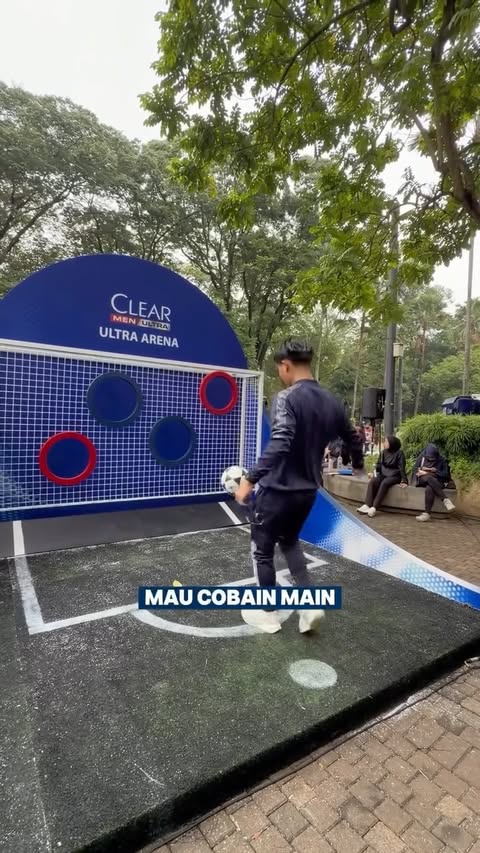 Instagram post by @barokmk for Clear Vietnam. Caption reads: Kalo kalian kapan cobain Flake Grass ini? Buruan....