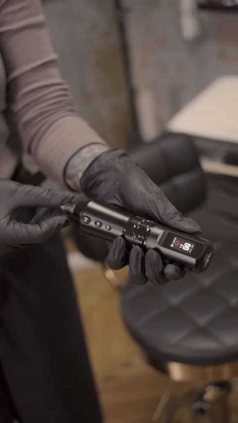 Instagram post by @alexandra_velvetwolf for Dragonhawk Official. Caption reads: #reklám Had the chance to test Mast Flip 4 pro,....