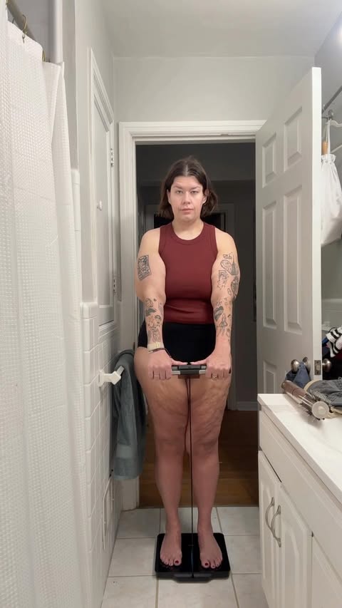 Instagram post by @annaxtrip for RENPHO. Caption reads: [...] like this body composition scale from....