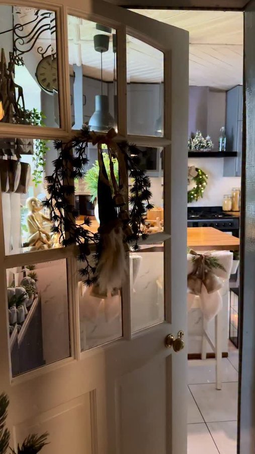 Instagram post by @jennifershomeinterior for B&M Stores. Caption reads: “Darling, you send me into a country kitchen....