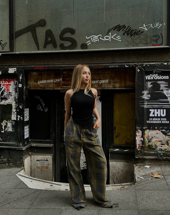 Instagram post by @irmakataly for LES BENJAMINS. Caption reads: @lesbenjamins 
#reklam.