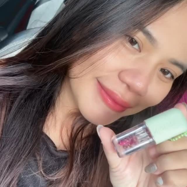 Instagram post by @sagungintanpermata for NPURE. Caption reads: [...] oil N’PURE? Sekali oles, langsung cakep!....