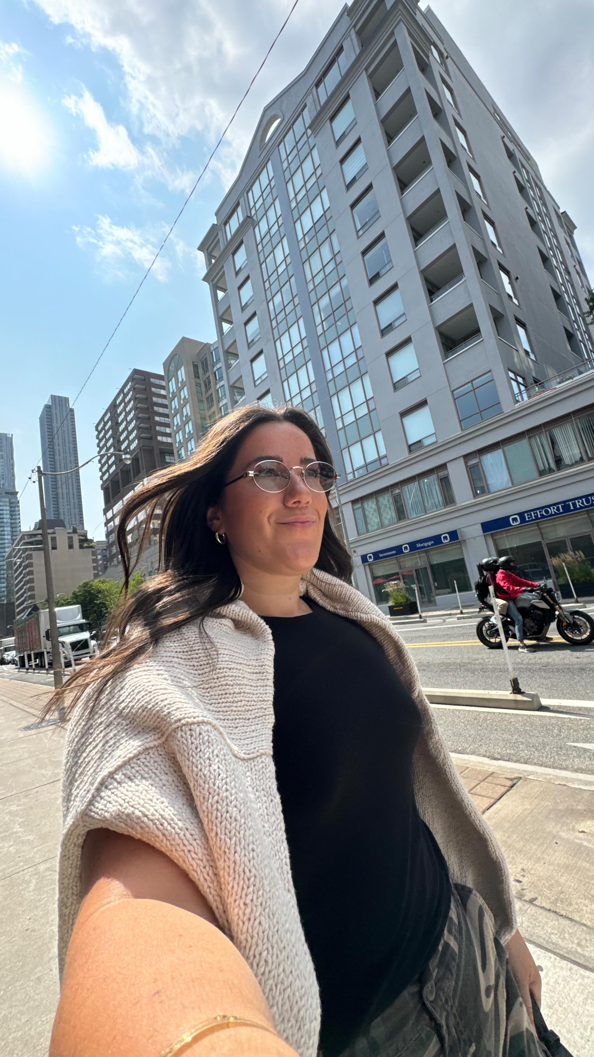 Instagram post by @raquelbenitah for Le Specs. Caption reads: fall sunnies🕶️🤝 @lespecs #unboxing #sunglasses....