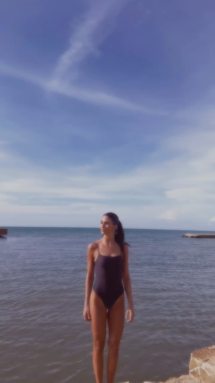 Instagram post by @juanitaalvarezr for Leonisa. Caption reads: The ocean, the sun, my swimsuit & me.🖤 @leonisa.